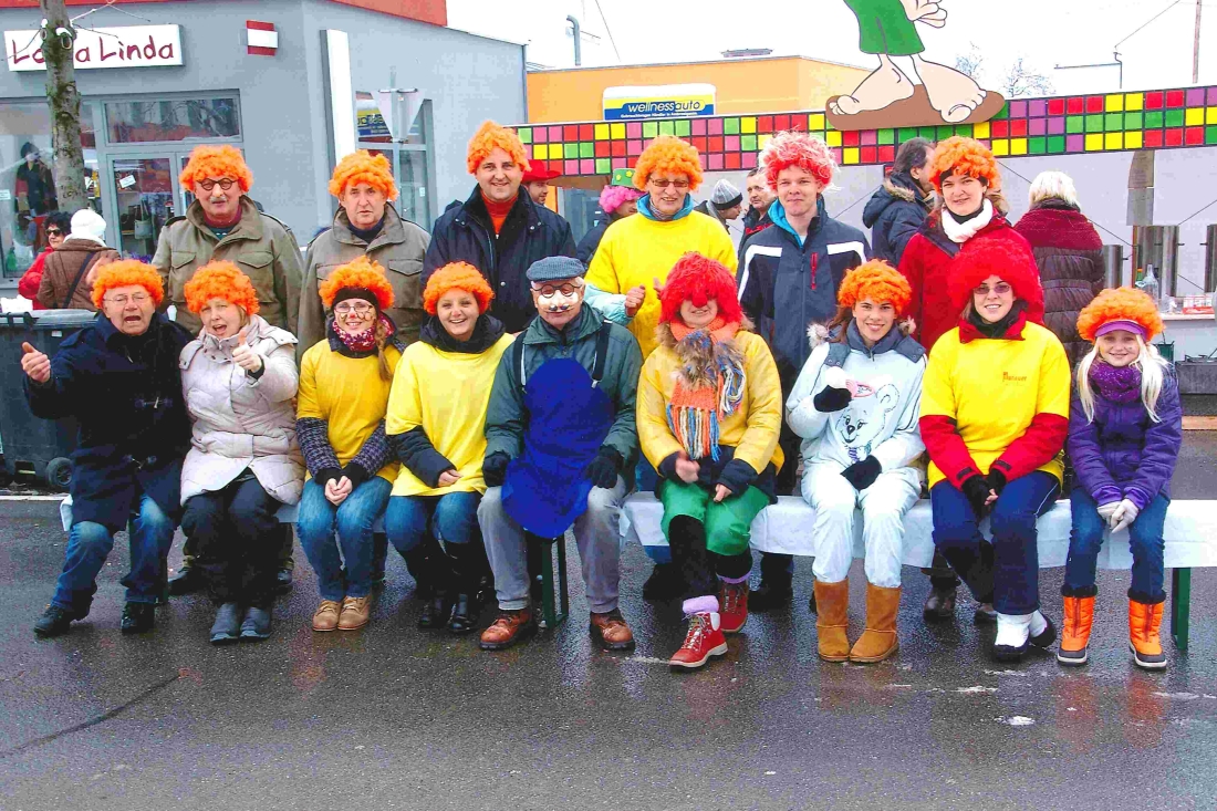 IGFD-Veranstaltung am Hauptplatz: Mitglieder der kath. Pfarre vertreten die Feuerwehr an deren Stand