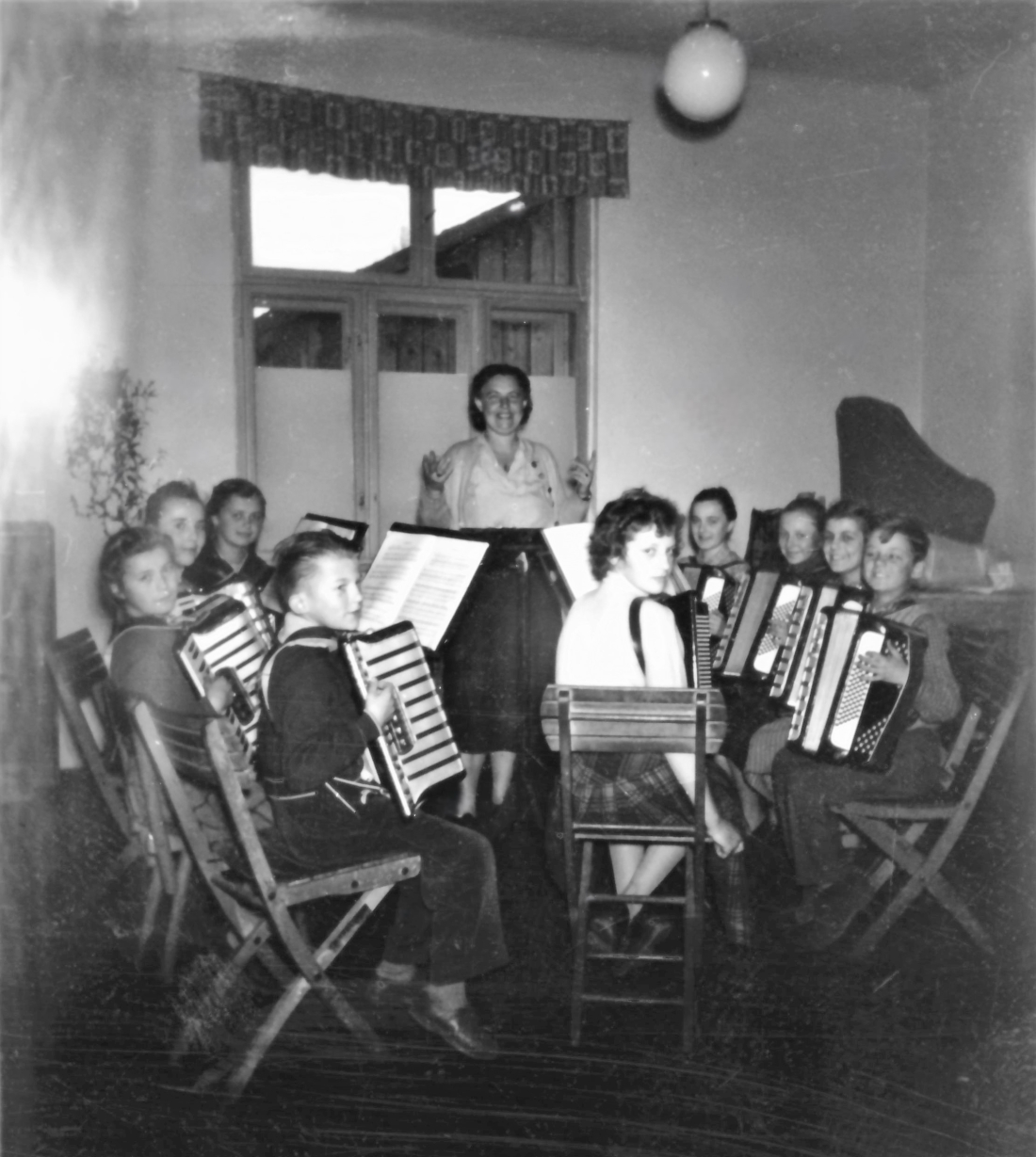 Akkordeongruppe der Musikschule unter der Ltg. von Emma Sammwald (*1908/+1997)