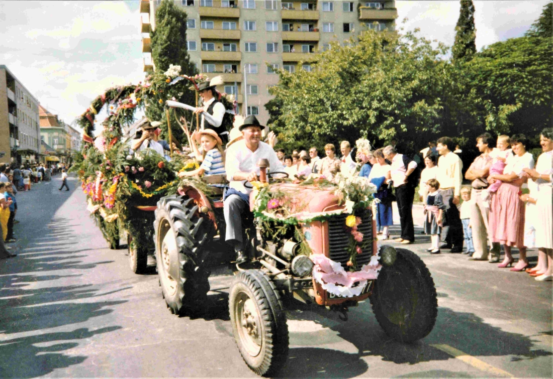 Erntedankumzug: Wagen des Landwirts Michael Böcskör am Hauptplatz  vor dem Park