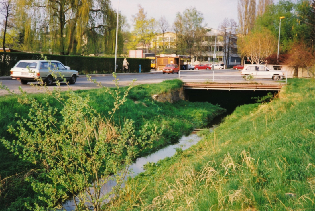 Überbauung und Neugestaltung im Verlauf des Wehoferbaches: Bereich Schulgasse vor Beginn der Bauarbeiten