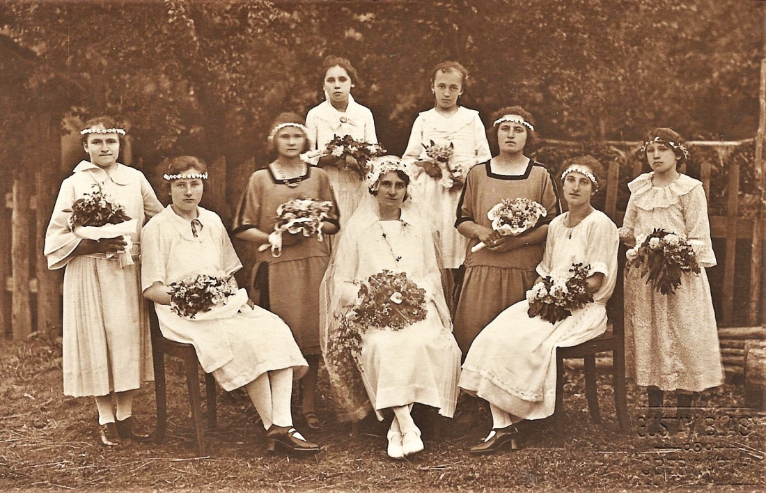 Oberwart/St. Martin - Hochzeit Anna Konrath und Josef Vörös: Braut mit Kranzlerinnen