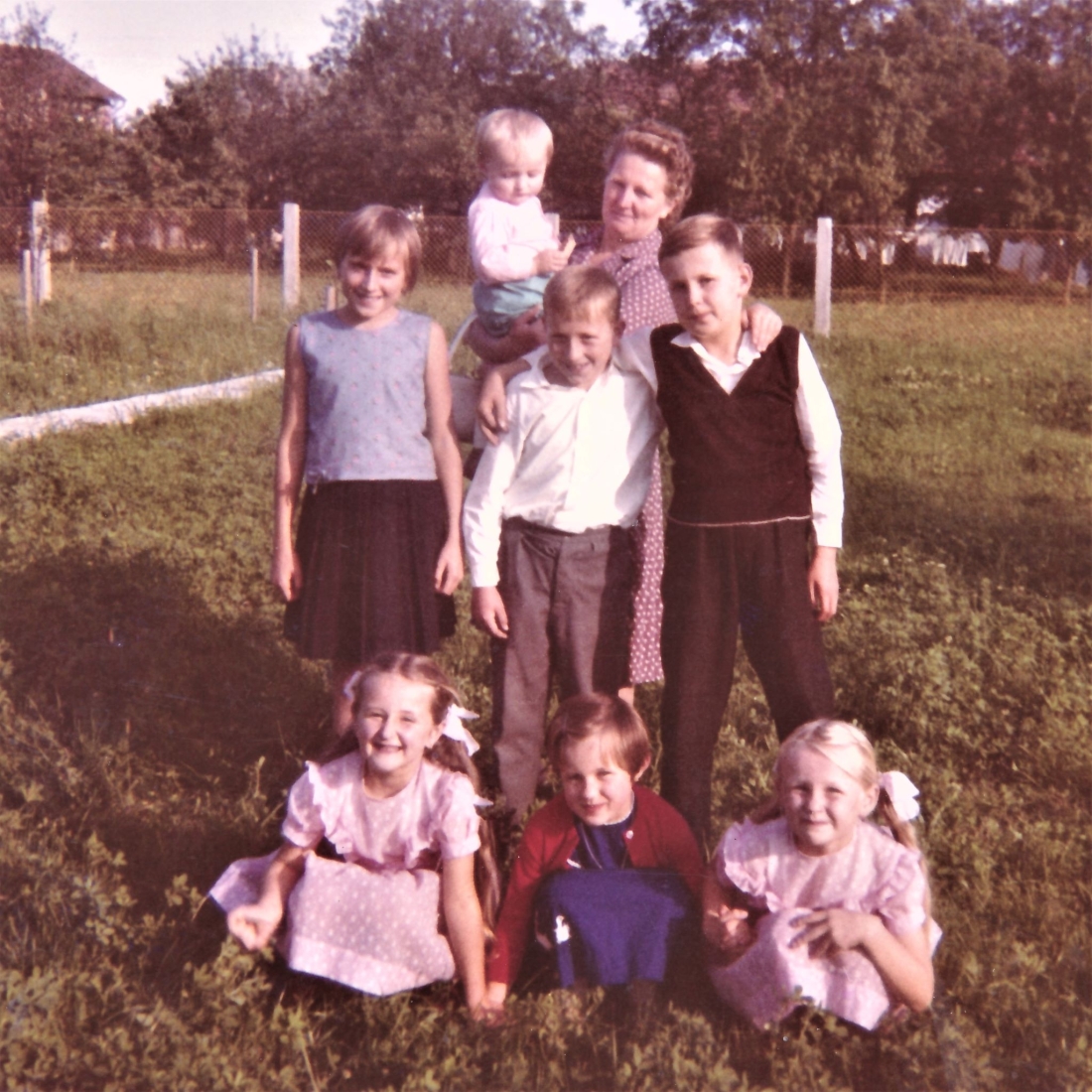 Kinder der Familien Adorjan, Benedek und Oswald mit Fr. Helene Oswald