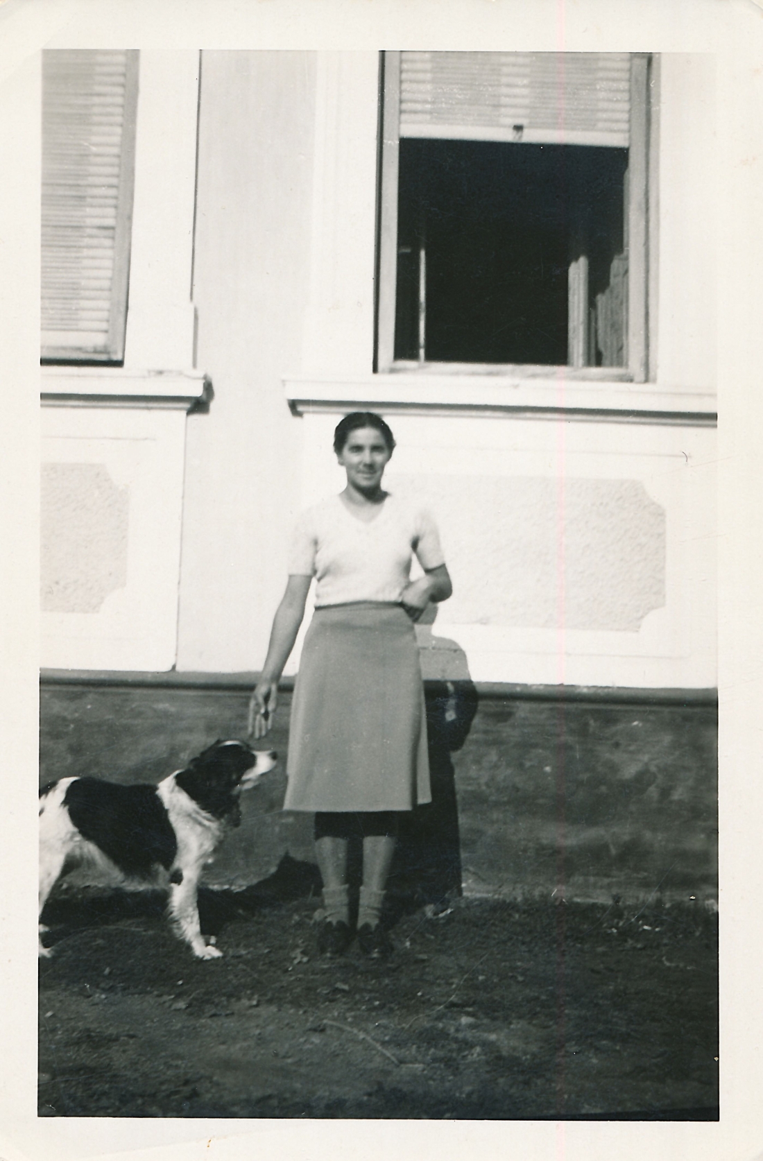 Gisela Adorjan mit Hund vor ihrem Elternhaus (OW 302 / Grazerstraße 32)