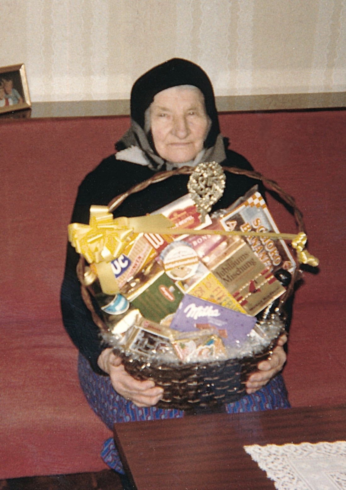St. Martin: Agnes Korbadits (geb. Eberhardt, *1904/+2005) mit ihrem Geschenkkorb zum 85. Geburtstag
