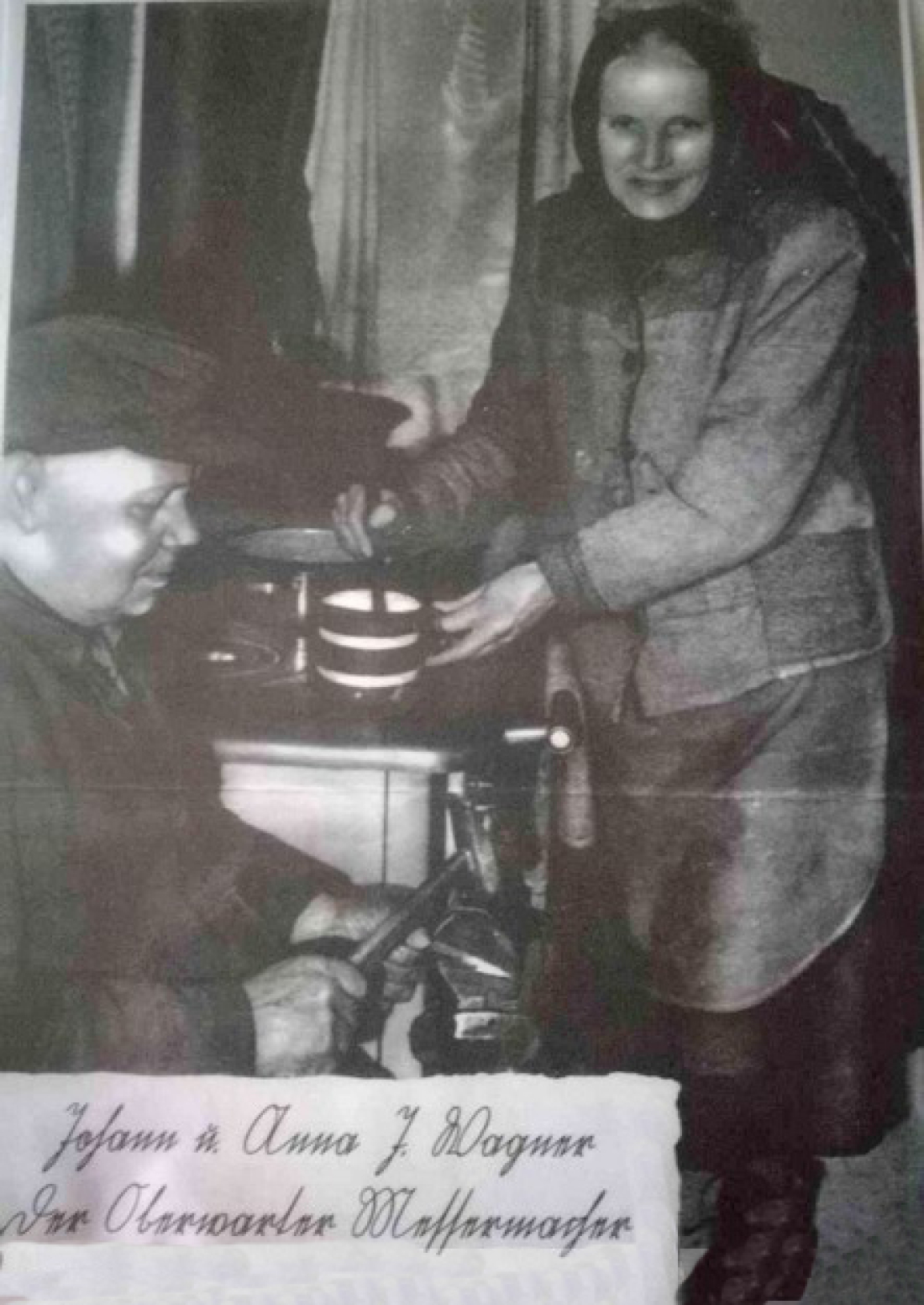 Oberwarter Messermacher Johann Wagner bei der Produktion eines "Woada Feidls"